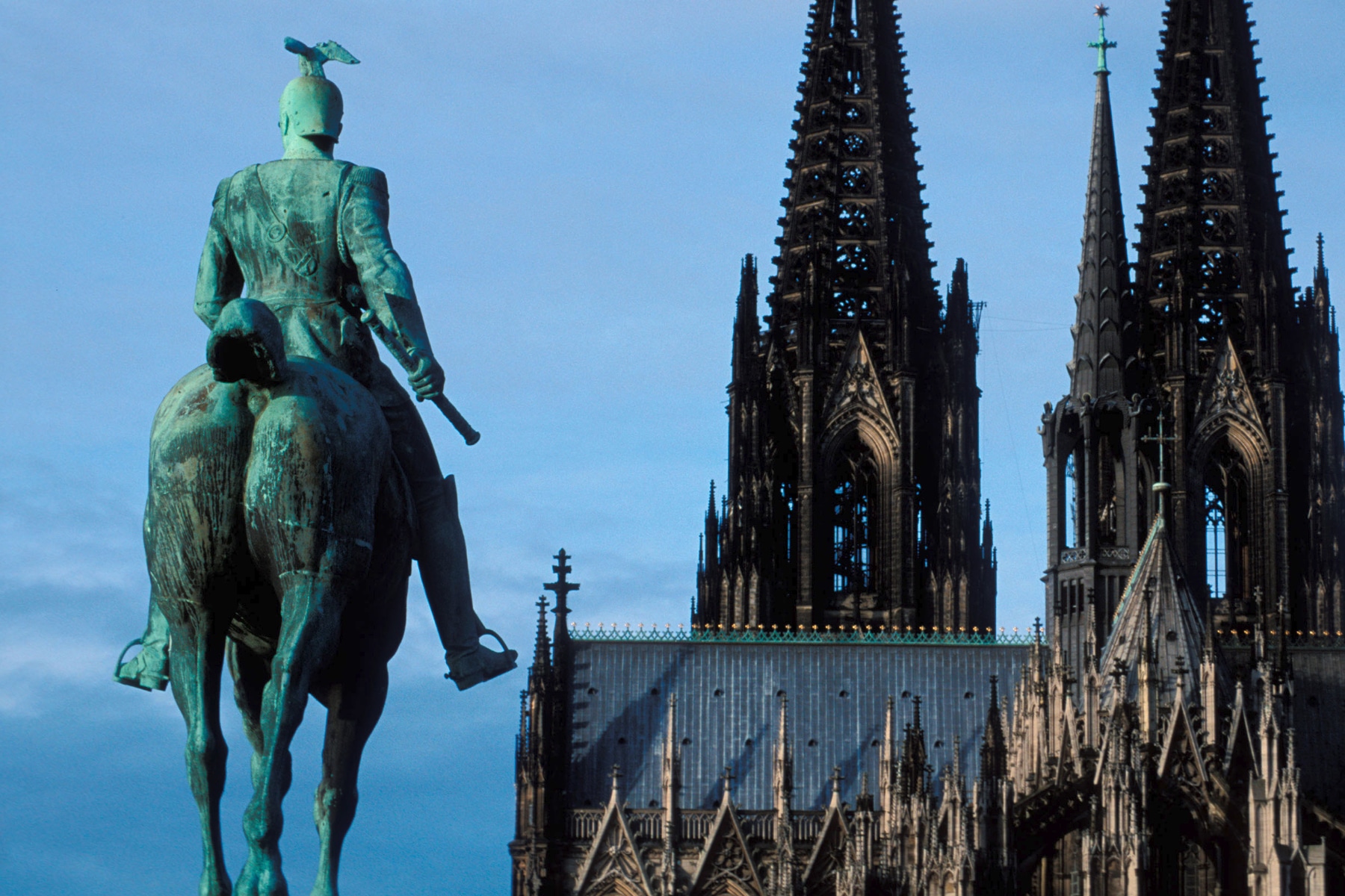 Immobilien Köln Dom mit Statue